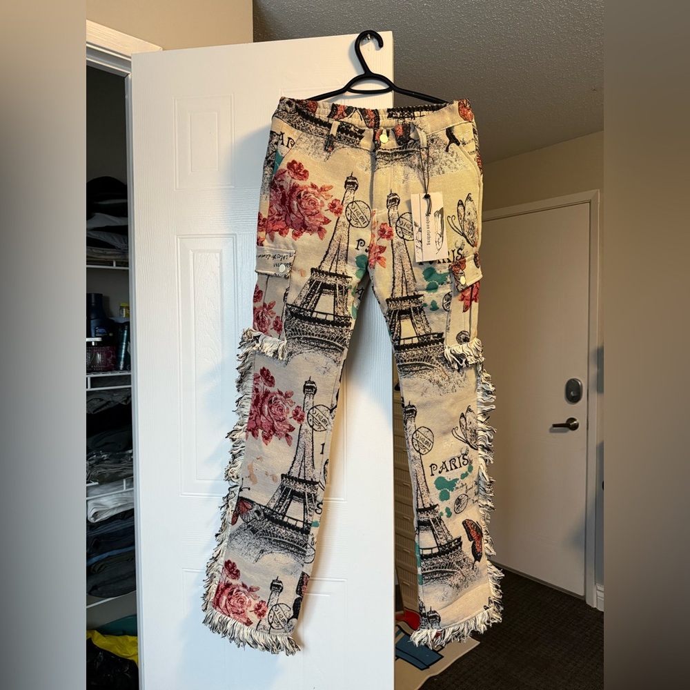 Butterfly Pattern & Raw Hem Men's pants
Color: Multicolor
Size M // Waist 30/31